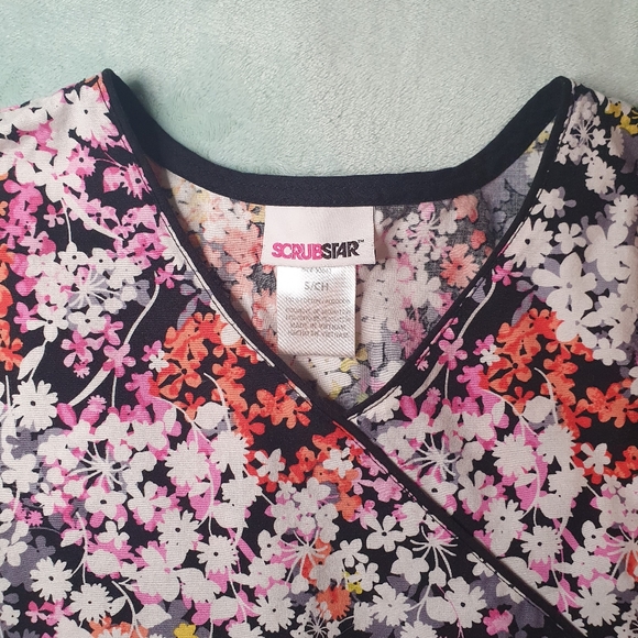 Floral Scrub Top - Picture 2 of 3
